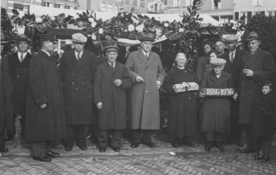 13636 Het echtpaar Van den Berg-Overkamp vierde in 1936 hun vijftig-jarig marktjubileum. V.l.n.r.: Roelvink ...