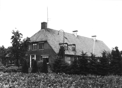 14473 Erve 't Avergoor. Oude boerderij is afgebrand in 1951 (ongeluk op de deel). Herbouw in 1952., 01-07-1984