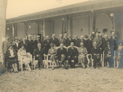 17086 Opening tentoonstelling De Woning in Buitensociëteit. O.m. burgemeester Wttewaall, bestuur en erecomité. De ...