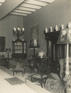 17087 Tentoonstelling De Woning gehouden in de Buitensociëteit. Stand 30: Meubelinrichting van Ommen Deventer. De ...
