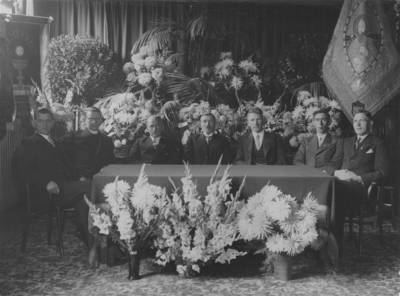 17313 Bestuur R.K. Werkliedenvereeniging St. Joseph tijdens herdenking 45 - jarig bestaan op zodag 6 september 1936. ...