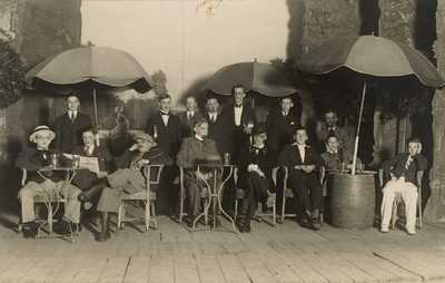 17317 De Deventer handelsschoolvereniging U.N.I. (Uitspanning na inspanning) organiseerde elk jaar op een weekend in ...