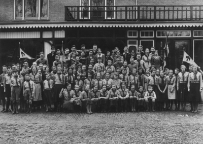 17784 Arbeiders Jeugd Centrale (AJC) poseert t.g.v. het 15 - jarig bestaan achter Help U Zelven (Diepenveenseweg 76).