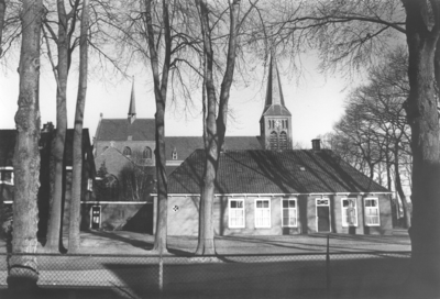 18020 R.K. kerk met op de voorgrond het parochiezaaltje., 01-03-2001