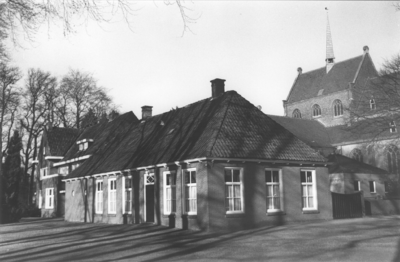 18021 Parochiezaaltje bij de R.K. kerk. Oorspronkelijk een stalling voor koetsen en paarden en een woonverblijf voor de ...