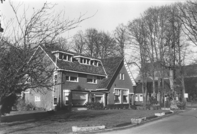 18023 Restaurant Partycentrum De Lindeboom , gebouwd in 1932., 01-03-2001