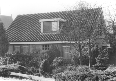 18027 Bungalow op de hoek van de Kon. Wilhelminalaan en de Kerkweg, gebouwd omstreeks 1980., 01-03-2001