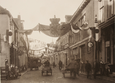 21572 Versierde stad t.g.v. het huwelijk van Prinses Juliana en Prins Bernhard. Smedenstraat vanaf Achter de ...