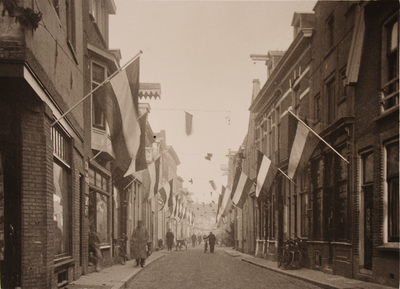 21574 Straatversiering t.g.v. het huwelijk van Prinses Juliana en Prins Bernhard. Noordenbergstraat met links het ...
