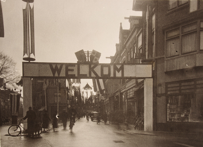 21575 Straatversiering t.g.v. het huwelijk van Prinses Juliana en Prins Bernhard. Nieuwstraat vanaf pleintje voor het ...