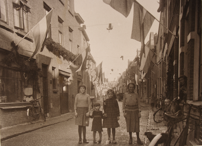 21576 Straatversiering t.g.v. het huwelijk van Prinses Juliana en Prins Bernhard. Noordenbergstraat, gezien vanaf het ...