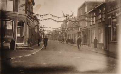 21578 Straatversiering t.g.v. het huwelijk van Prinses Juliana en Prins Bernhard. Boxbergerweg, gezien vanaf het ...