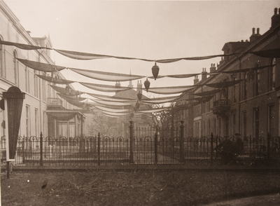 21579 Het Groote en Voorster Gasthuis (Bagijnenstraat 26) in feesttooi t.g.v. het huwelijk van Prinses Juliana en Prins ...