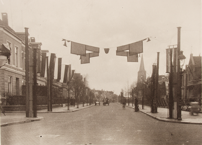 21580 Straatversiering t.g.v. het huwelijk van Prinses Juliana en Prins Bernhard., 07-01-1937