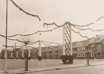 21581 Straatversiering t.g.v. het huwelijk van Prinses Juliana en Prins Bernhard., 07-01-1937