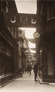 21583 Straatversiering t.g.v. het huwelijk van Prinses Juliana en Prins Bernhard. Spijkerboorsteeg, vanaf Kleine ...