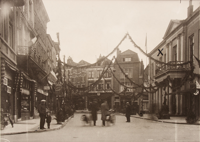 21587 Straatversiering t.g.v. het huwelijk van Prinses Juliana en Prins Bernhard. Grote Poot., 07-01-1937