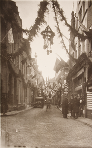 21591 Straatversriering t.g.v. het huwelijk van Prinses Juliana en Prins Bernhard. Kleine Overstraat, gezien vanaf de ...