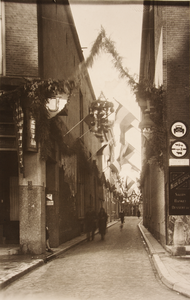 21592 Feest- en straatversiering t.g.v. het huwelijk van Prinses Juliana en Prins Bernhard. Kleine Overstraat, gezien ...