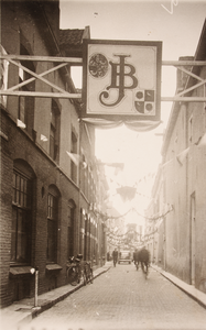 21593 Straatversiering t.g.v. het huwelijk van Prinses Juliana en Prins Bernhard. Papenstraat, gezien vanaf Graven., ...