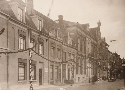 21594 Straatversiering t.g.v. het huwelijk van Prins Bernhard. Stromarkt., 07-01-1937