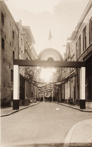 21597 Straatversiering t.g.v. het huwelijk van Prinses Juliana en Prins Bernhard. Polstraat vanaf hoek Assenstraat / ...