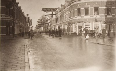 21598 Straatversiering t.g.v. het huwelijk van Prinses Juliana en Prins Bernhard. Zwolschestraat., 07-01-1937