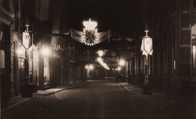 21599 Versierde stad t.g.v. het huwelijk van Prinses Juliana en Prins Bernhard. Smedenstraat bij het postkantoor., 01-01-1937