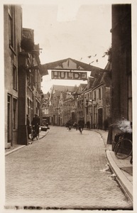 21600 Versierde stad t.g.v. het huwelijk van Prinses Juliana en Prins Bernhard. Golstraat, gezien vanaf de Brink., 07-01-1937