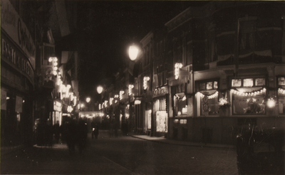 21604 Feestverlichting t.g.v. het huwelijk van Prinses Juliana en Prins Bernhard op 7 januari 1937. Korte ...