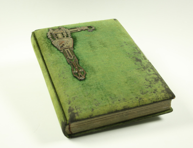 102 Album met groene stoffen omslag en fraai beslag. Verzameling cartes-de-visites (portretfoto's) gemaakt door veelal ...