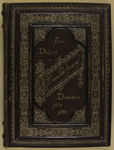 1194 -023503 Herinneringsalbum voor Dokter J.C. van Schilfgaarde, met kalfslederen band die met een stift geheel uit de ...