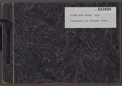 1194 -023505 Albumpje met foto's van hoog water in Deventer in 1926, met onderschriften bij de foto's. Met name foto's ...