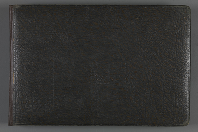 40 Album met leren omslag, 1922 - 1947: 25-jarig bestaan van de Deventer Amateurfotografen Vereniging. Groepsportretten ...