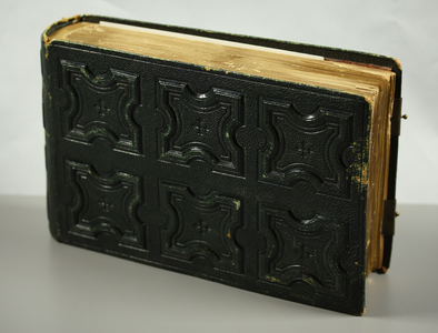 42 Portretalbum vanaf 1891 met leren omslag en kapot beslag, van o.a. Deventenaren. Bevat cartes-de-visite foto's van ...