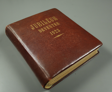 51 Album met leren omslag van de viering in Deventer van het regeringsjubileum van Koningin Wilhelmina 6-9-1898 tot ...