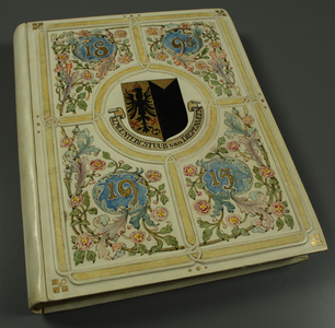 54 herdenkingsalbum wit (1895- 1915) met schilderingen van Bokhorst. Aangeboden aan burgemeester Doffegnies bij zijn ...