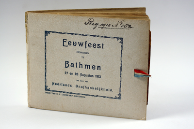 56 Het boekje is een uitgave van G.J.Lankkamp, met daarin foto's in kostuum, een aantal trouwaktes en een burgereed., ...