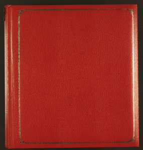 63 Album met rood omslag, kleurenfoto’s (1982) van Kermis op de Brink, Grote Kerkhof en Nieuwe Markt, gevolgd door ...