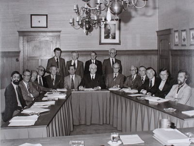 22067 Samenstelling Gemeenteraad:Staand v.l.n.r.: G.Goenveld-secretaris, D.B. Wilgers-wethouder, S. ...