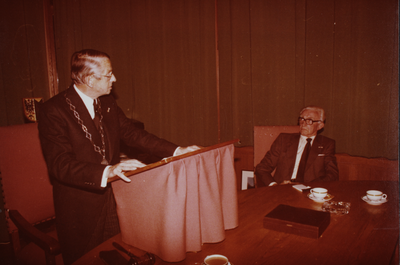 22894 Afscheid de heer Veldwachter als wethouder en raadslid.Burgemeester Crommelin spreekt., 31-08-1978