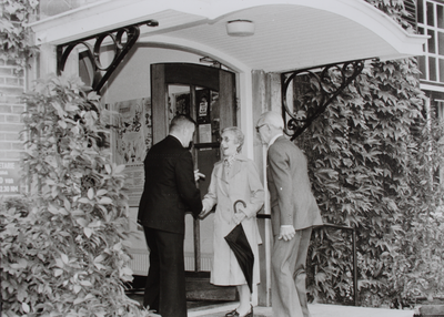 22899 Afscheid de heer Veldwachter als wethouder en raadslid.De heer Veldwachter en zijn vrouw worden bij binnenkomst ...