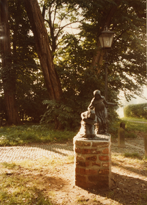 22900 Beeld van twee kloosterzusters, ontworpen door oud-burgemeester Crommelin., 01-01-1990 - 01-01-2002