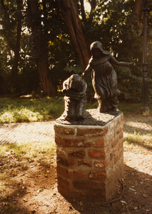 22901 Beeld van twee kloosterzusters, ontworpen door oud-burgemeester Crommelin., 01-01-1990 - 01-01-2002