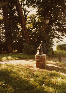 22902 Beeld van twee kloosterzusters, ontworpen door oud-burgemeester Crommelin., 01-01-1990 - 01-01-2002