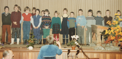 22909 Afscheid mej. W.H. Kleiboer als hoofd openbaar onderwijs te Diepenveen-dorp., 09-12-1983