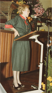 22910 Afscheid mej. W.H. Kleiboer als hoofd openbaar onderwijs te Diepenveen-dorp.Mej. W.H. Kleiboer., 09-12-1983