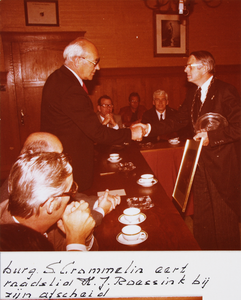 22911 Burgemeester Crommelin eert raadslid H.J. Roessink bij zijn afscheid., 31-08-1978