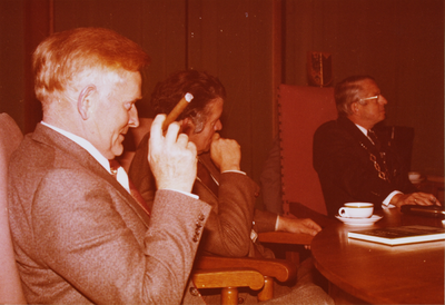 22916 Afscheid H. Veldwachter als wethouder en raadslid.Aandachtige luisteraars, v.l.n.r. raadslid A.B. Wilgers, ...