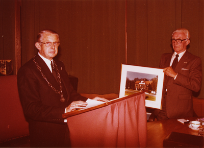 22917 Burgemeester Crommelin eert de heer Veldwachter bij diens afscheid als raadslid en wethouder.De heer Veldwachter ...